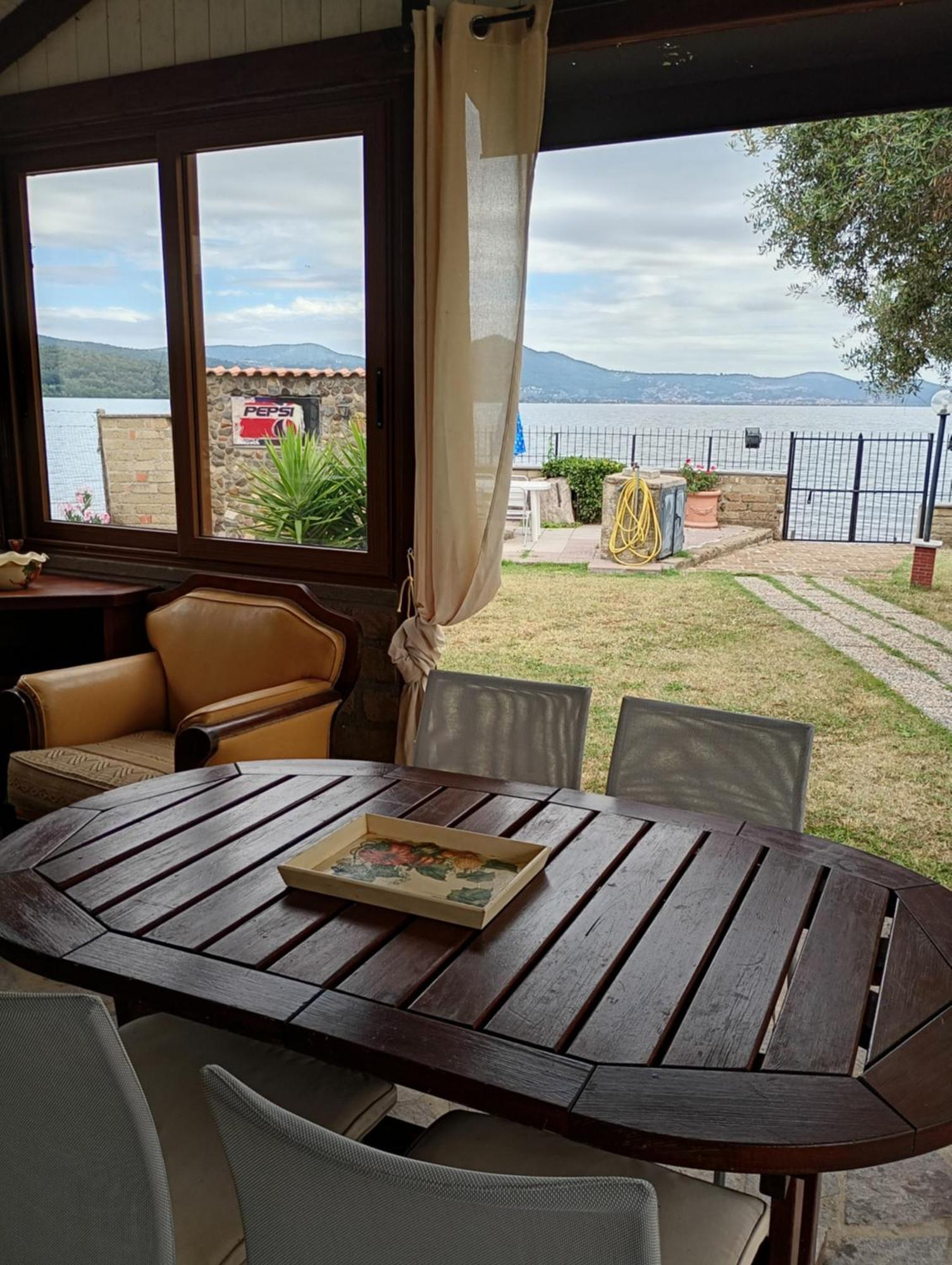 Independent Villa With Private Beach On The Lake Bracciano  Eksteriør billede