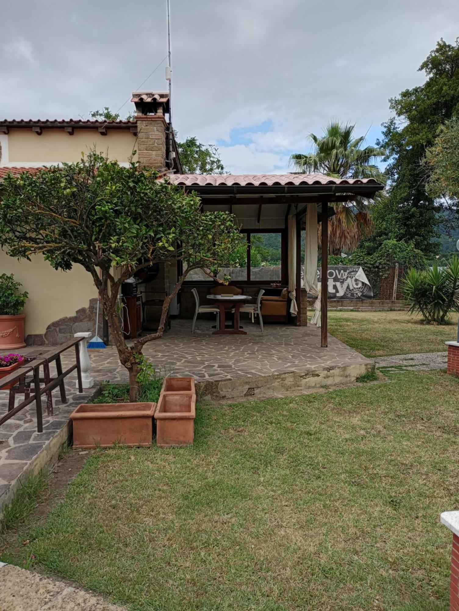 Independent Villa With Private Beach On The Lake Bracciano  Eksteriør billede
